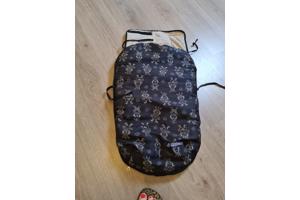 Autostoeltje met voetenzak en speeltjes