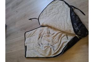 Autostoeltje met voetenzak en speeltjes