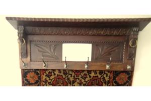 antieke wandkapstok met spiegel en origineel muurkleed