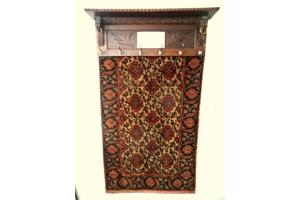 antieke wandkapstok met spiegel en origineel muurkleed