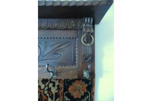 antieke wandkapstok met spiegel en origineel muurkleed