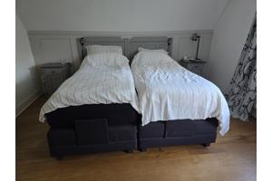 Twee éénpersoons boxsprings 90x210