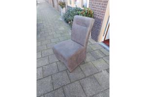 4 eetkamerstoelen grijs in nieuwstaat op wieltjes