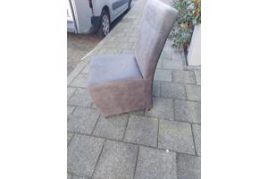 4 eetkamerstoelen grijs in nieuwstaat op wieltjes