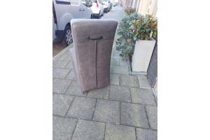 4 eetkamerstoelen grijs in nieuwstaat op wieltjes