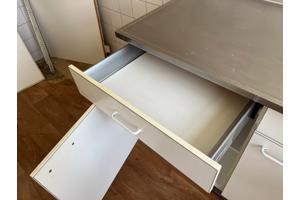 GRATIS Compacte witte keuken met RVS blad en spoelbak