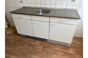 GRATIS Compacte witte keuken met RVS blad en spoelbak