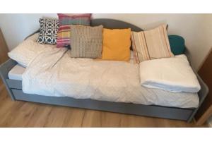 Grijze bedbank met opberglade, gedemonteerd