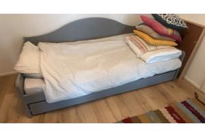 Grijze bedbank met opberglade, gedemonteerd