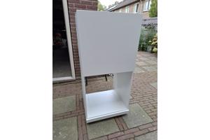 witte kast met 1 deur en 1 open vak.