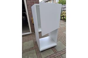 witte kast met 1 deur en 1 open vak.