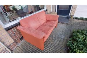 Oranje 2-zitsbank (zit ruim, en toch compact)