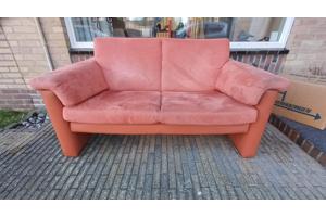 Oranje 2-zitsbank (zit ruim, en toch compact)