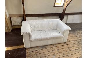 Witte leren bank