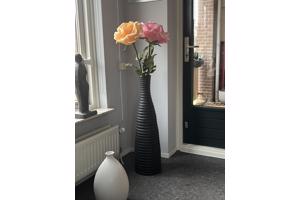 Mooie vaas met grote kunstrozen