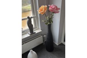 Mooie vaas met grote kunstrozen