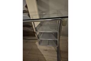 Bureau met glazen blad