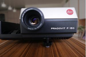 Diaprojector, tafel en projectiescherm