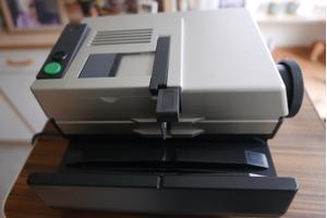 Diaprojector, tafel en projectiescherm