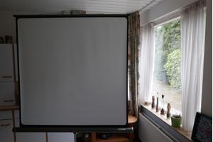 Diaprojector, tafel en projectiescherm