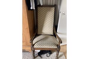 Stoelen antiek een opa stoel en een antieke eiken stoel