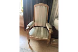 Stoelen antiek een opa stoel en een antieke eiken stoel