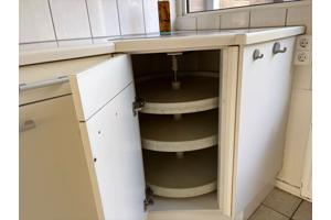 Witte basic keuken met o.a. vaatwasser, kookplaat en oven