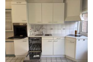 Witte basic keuken met o.a. vaatwasser, kookplaat en oven
