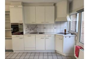 Witte basic keuken met o.a. vaatwasser, kookplaat en oven