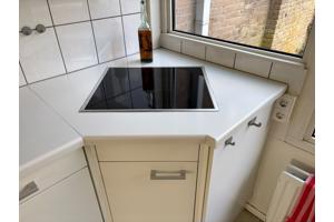 Witte basic keuken met o.a. vaatwasser, kookplaat en oven