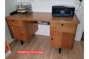 2 houten bureaus