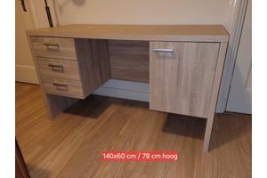2 houten bureaus