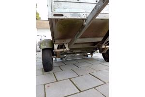 Nette Gesloten aanhanger, heeft wat aandacht nodig voor meer