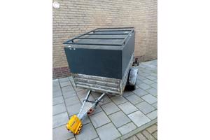 Nette Gesloten aanhanger, heeft wat aandacht nodig voor meer