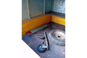 Nette Gesloten aanhanger, heeft wat aandacht nodig voor meer