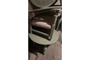 2 vintage stoeltjes en een ronde tafel