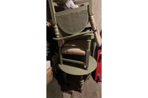 2 vintage stoeltjes en een ronde tafel