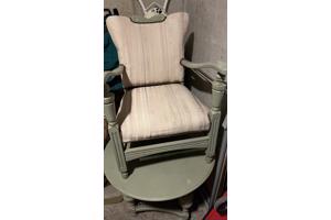 2 vintage stoeltjes en een ronde tafel