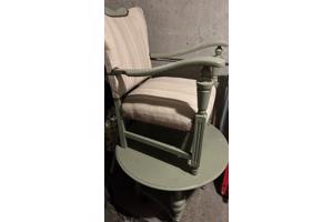 2 vintage stoeltjes en een ronde tafel