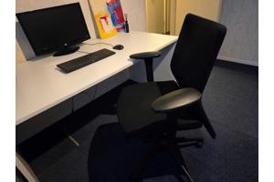 Bureautafel,  stoel en ladekast