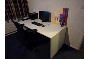 Bureautafel,  stoel en ladekast