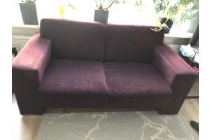 2 Aubergine kleurige banken 2,5 zits