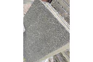 Gratis af te halen: 25m2 betonnen terrastegels wildverband
