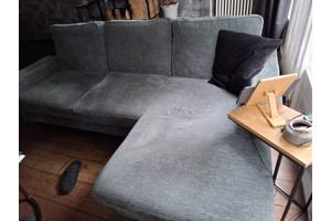 Mooie hoekbank.Niet kapot of vuil.Gewoon nog netjes.Doen hem weg ivm.aankoop grotere bank.Kleur groen