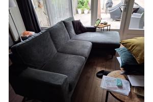 Mooie hoekbank.Niet kapot of vuil.Gewoon nog netjes.Doen hem weg ivm.aankoop grotere bank.Kleur groen