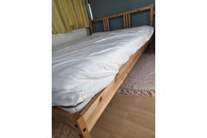 Houten bed met matras en topper