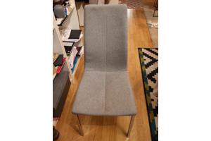 Lichtgrijze (eettafel)stoelen