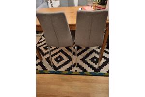 Lichtgrijze (eettafel)stoelen