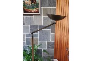 Mooie dimbare elegante koperen Relco Milano staande lamp.