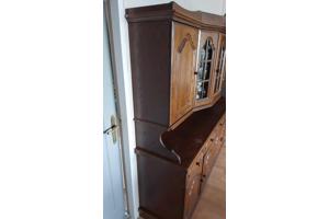 Kasten, een bed en een bank